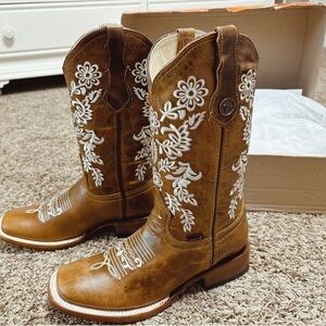 Elegant Floral Embroidered Heeled Boots